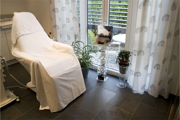Behandlungsliege am Fenster