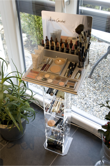 Aufsteller mit Make-up-Produkten am Fenster